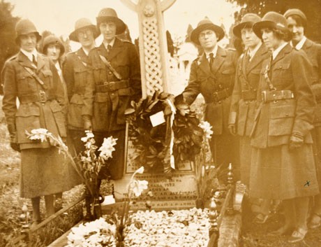 1930's commemoration photo /Cumann na mban-graveside (MS 47,547/3/6